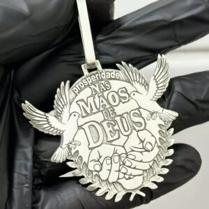 Pingente nas mãos de Deus